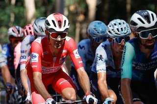 Le maillot rouge Ben O'Connor a perdu plus de 30'' sur ses poursuivants mercredi KEYSTONE/EPA/Javier Lizon